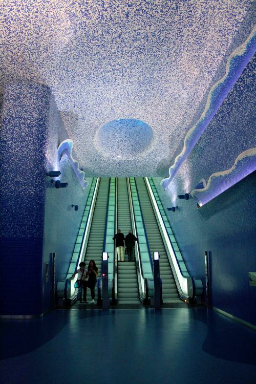 stazione metropolitana toledo napoli