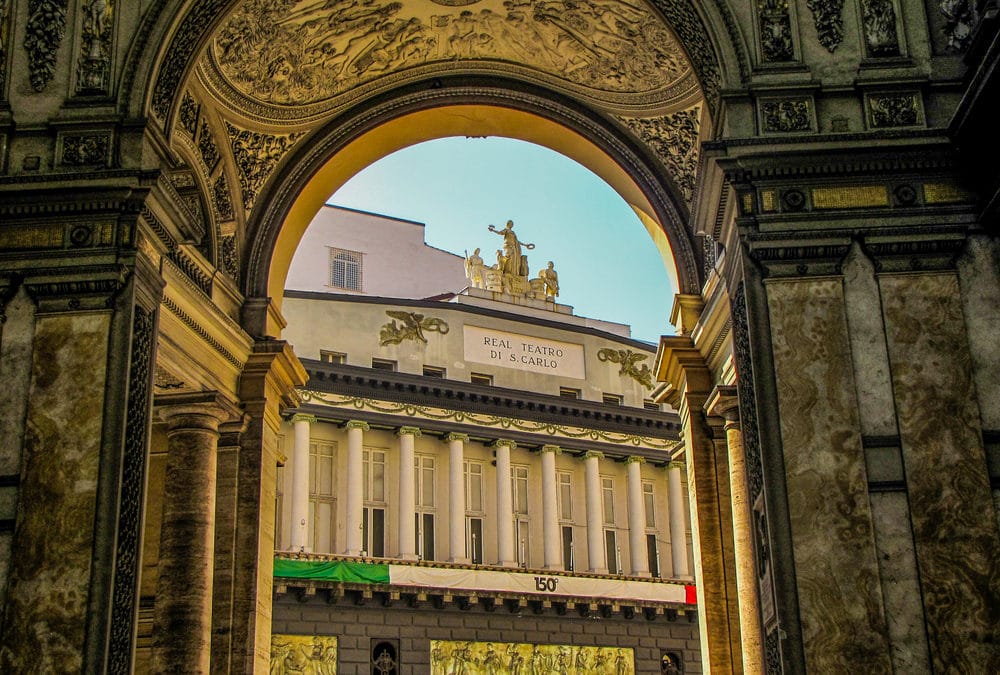 Il Teatro San Carlo, dove “gli occhi sono abbagliati e l’anima rapita”