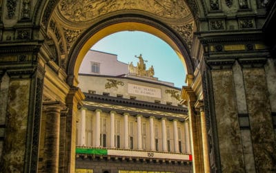 Il Teatro San Carlo, dove “gli occhi sono abbagliati e l’anima rapita”