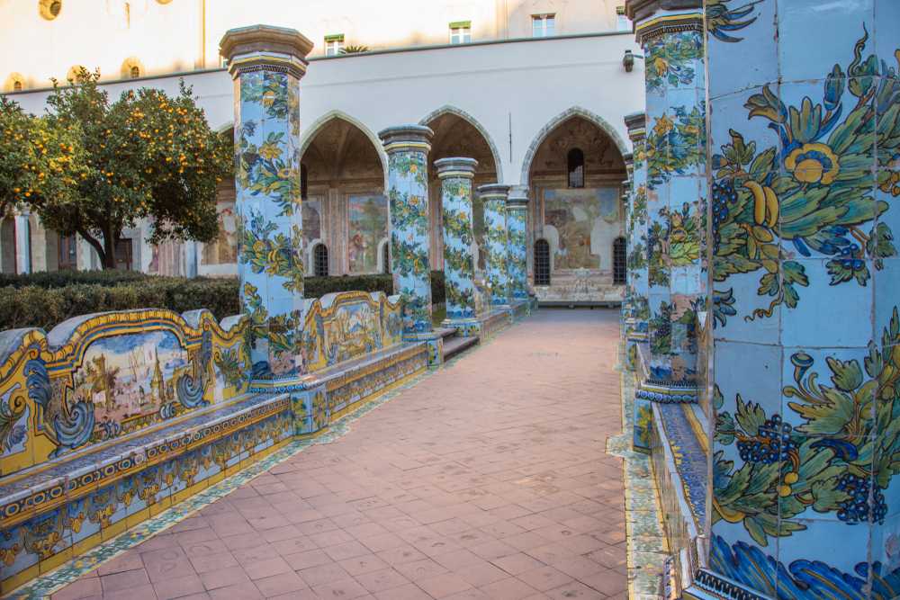 Chiostro maiolicato della Chiesa di Santa Chiara