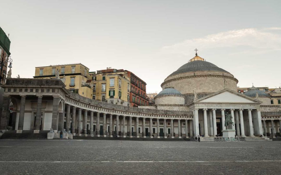 Piazza del Plebiscito e la Basilica di San Francesco da Paola: luoghi iconici della città
