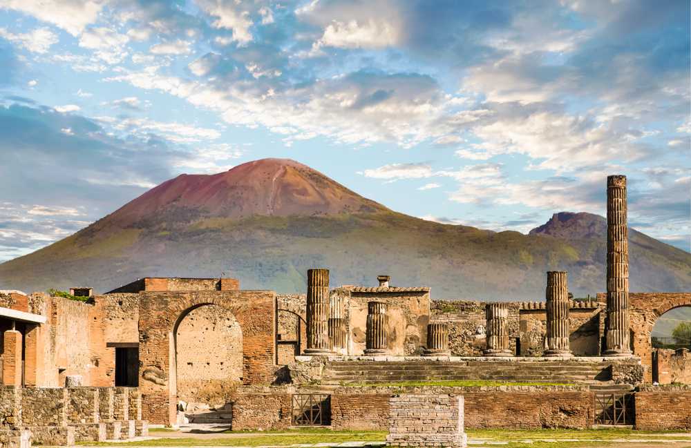 What to visit in Pompeii: the archaeological excavation and the city