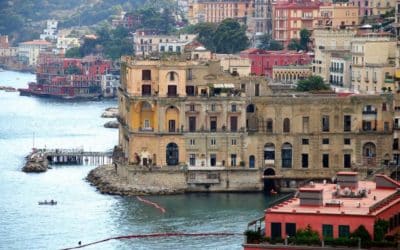 Palazzo Donn’Anna: storia e leggende a picco sul mare
