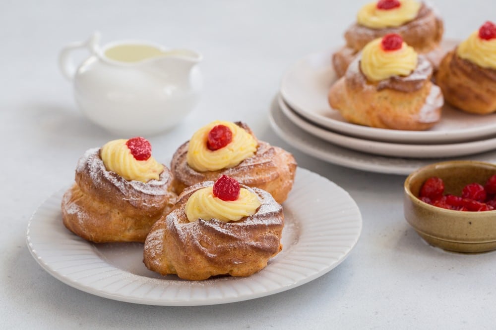 Prenota una camera da noi di Napoliving e scopri un itinerario goloso immerso nei posti dove mangiare le migliori zeppole di San Giuseppe.