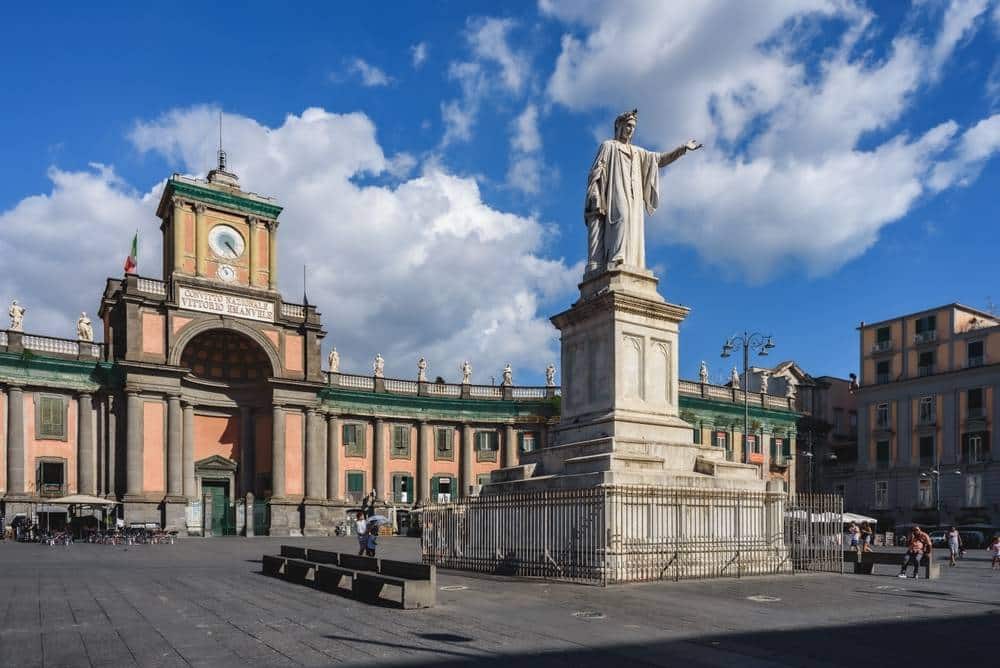 Da Piazza Dante a Port’Alba: cosa vedere